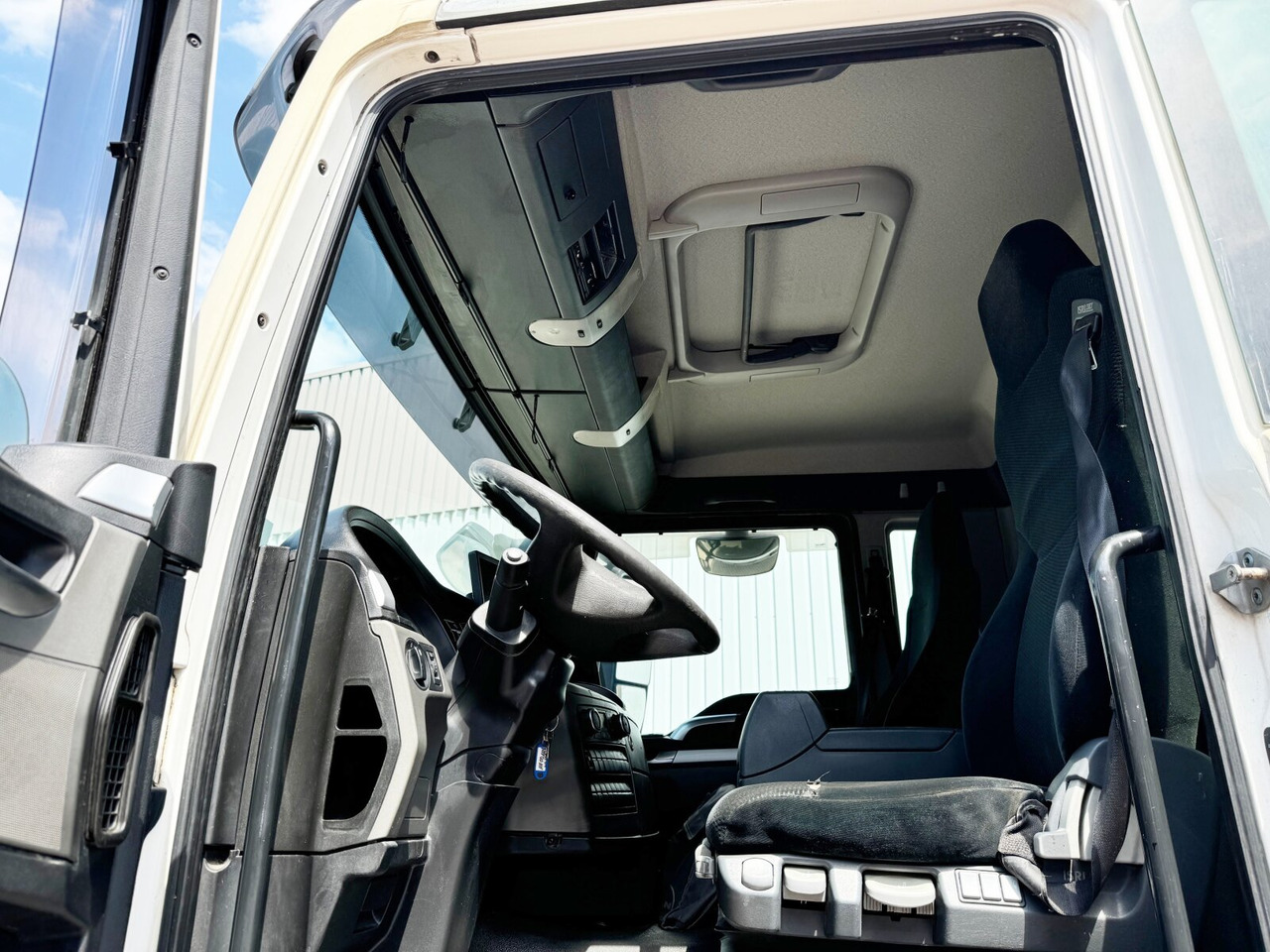 MAN TGS 26.360 6X2-4 BL TGS 26.360 6X2-4 BL, Lift-/Lenkachse, Stapleraufnahme - Camión caja cerrada: foto 3 MAN TGS 26.360 6X2-4 BL TGS 26.360 6X2-4 BL, Lift-/Lenkachse, Stapleraufnahme - Camión caja cerrada: foto 3