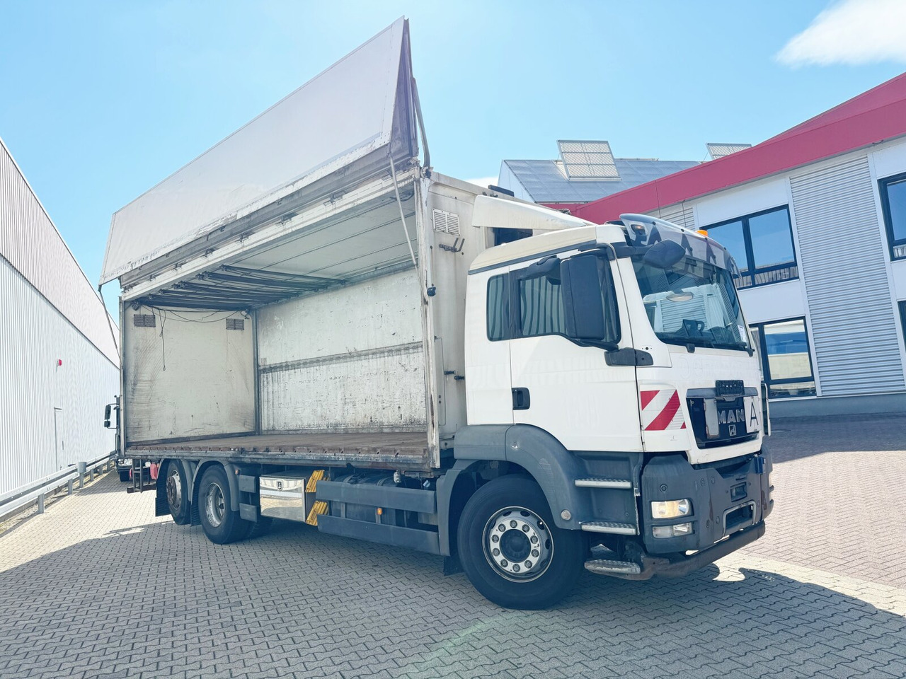 MAN TGS 26.360 6X2-4 BL TGS 26.360 6X2-4 BL, Lift-/Lenkachse, Stapleraufnahme - Camión caja cerrada: foto 1 MAN TGS 26.360 6X2-4 BL TGS 26.360 6X2-4 BL, Lift-/Lenkachse, Stapleraufnahme - Camión caja cerrada: foto 1