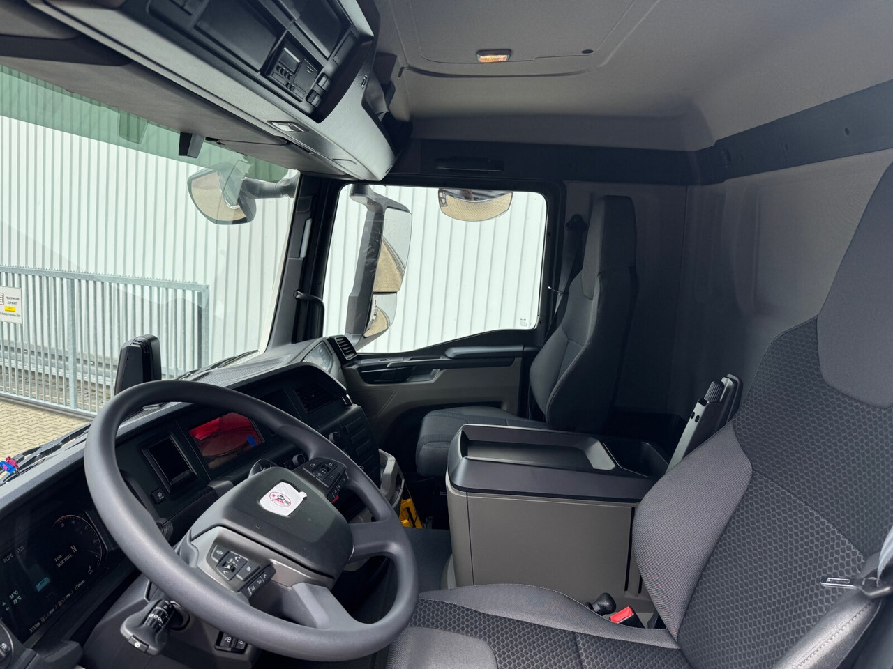 MAN TGS 33.480 6x6 BB CH TGS 33.480 6x6 BB CH, Hohe Bauart, Nebenantrieb - Camión volquete: foto 2 MAN TGS 33.480 6x6 BB CH TGS 33.480 6x6 BB CH, Hohe Bauart, Nebenantrieb - Camión volquete: foto 2