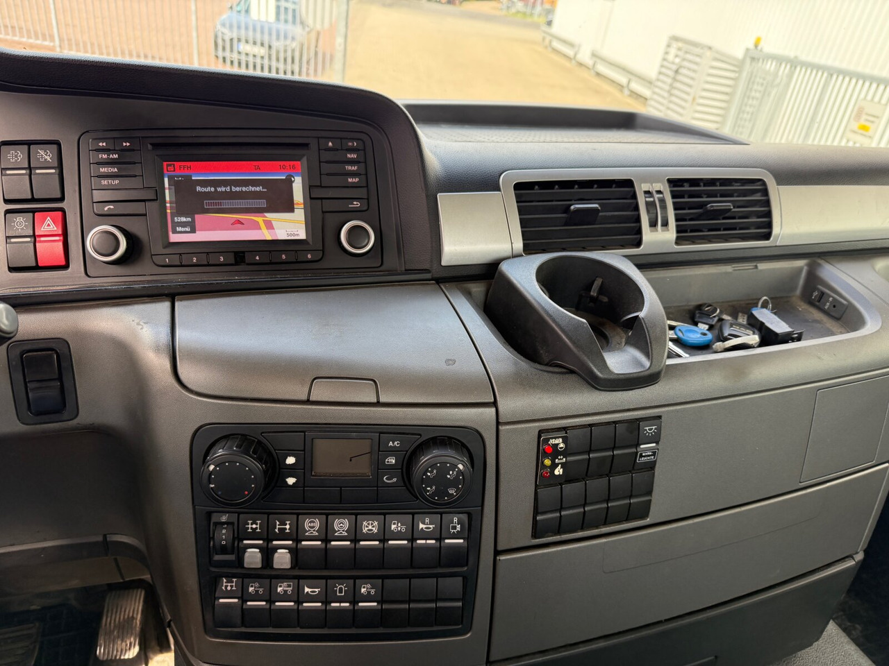 MAN TGS 35.480 8x4 BL TGS 35.480 8x4 BL, PriTarder, Navi - Camión multibasculante: foto 5 MAN TGS 35.480 8x4 BL TGS 35.480 8x4 BL, PriTarder, Navi - Camión multibasculante: foto 5