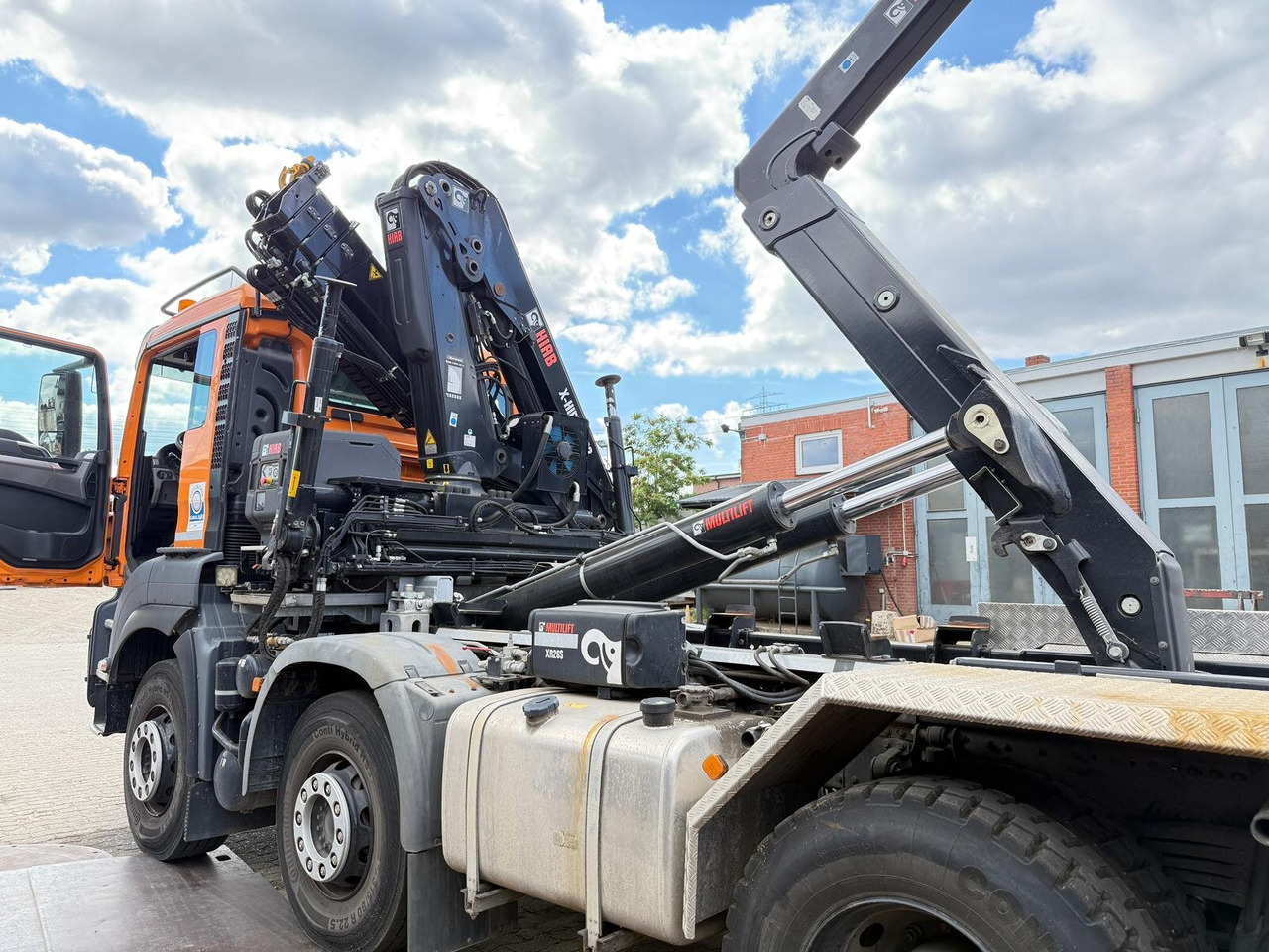 MAN TGS 35.500 8x4 BB TGS 35.500 8x4 BB mit Kran Hiab X-HiPro 162 E-3, Funk - Camión multibasculante, Camión grúa: foto 4 MAN TGS 35.500 8x4 BB TGS 35.500 8x4 BB mit Kran Hiab X-HiPro 162 E-3, Funk - Camión multibasculante, Camión grúa: foto 4