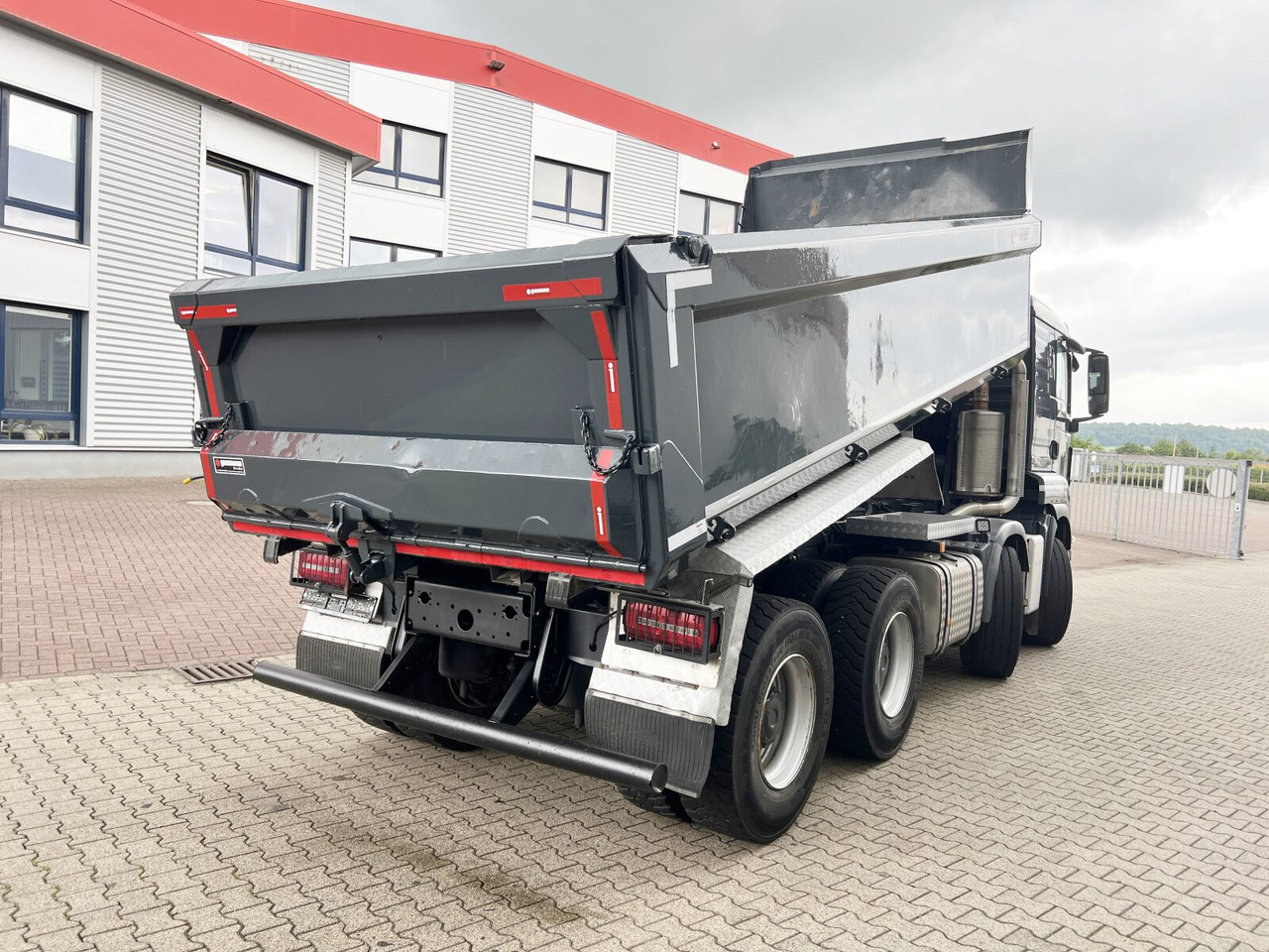 Leasing de MAN TGS 35.510 8x4 BL TGS 35.510 8x4 BL, Intarder, Stahlmulde ca. 13m³, hydr. Heckklappenöffnung MAN TGS 35.510 8x4 BL TGS 35.510 8x4 BL, Intarder, Stahlmulde ca. 13m³, hydr. Heckklappenöffnung: foto 11