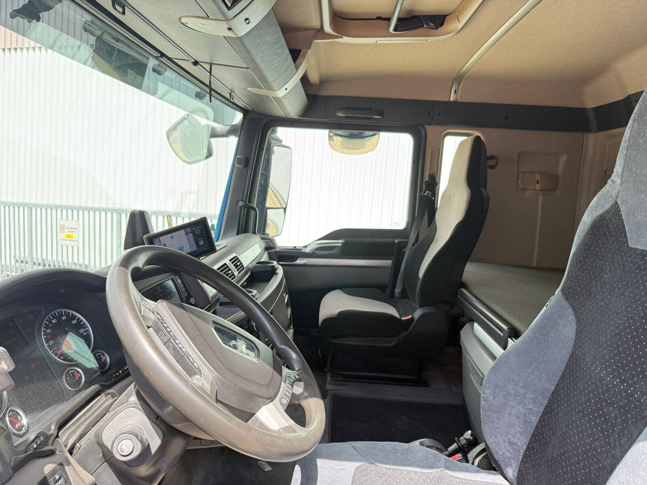 MAN TGX 26.580 6x2-4 BL TGX 26.580 6x2-4 BL, Intarder, Lenk-/Liftachse, Funk - Camión multibasculante: foto 3 MAN TGX 26.580 6x2-4 BL TGX 26.580 6x2-4 BL, Intarder, Lenk-/Liftachse, Funk - Camión multibasculante: foto 3