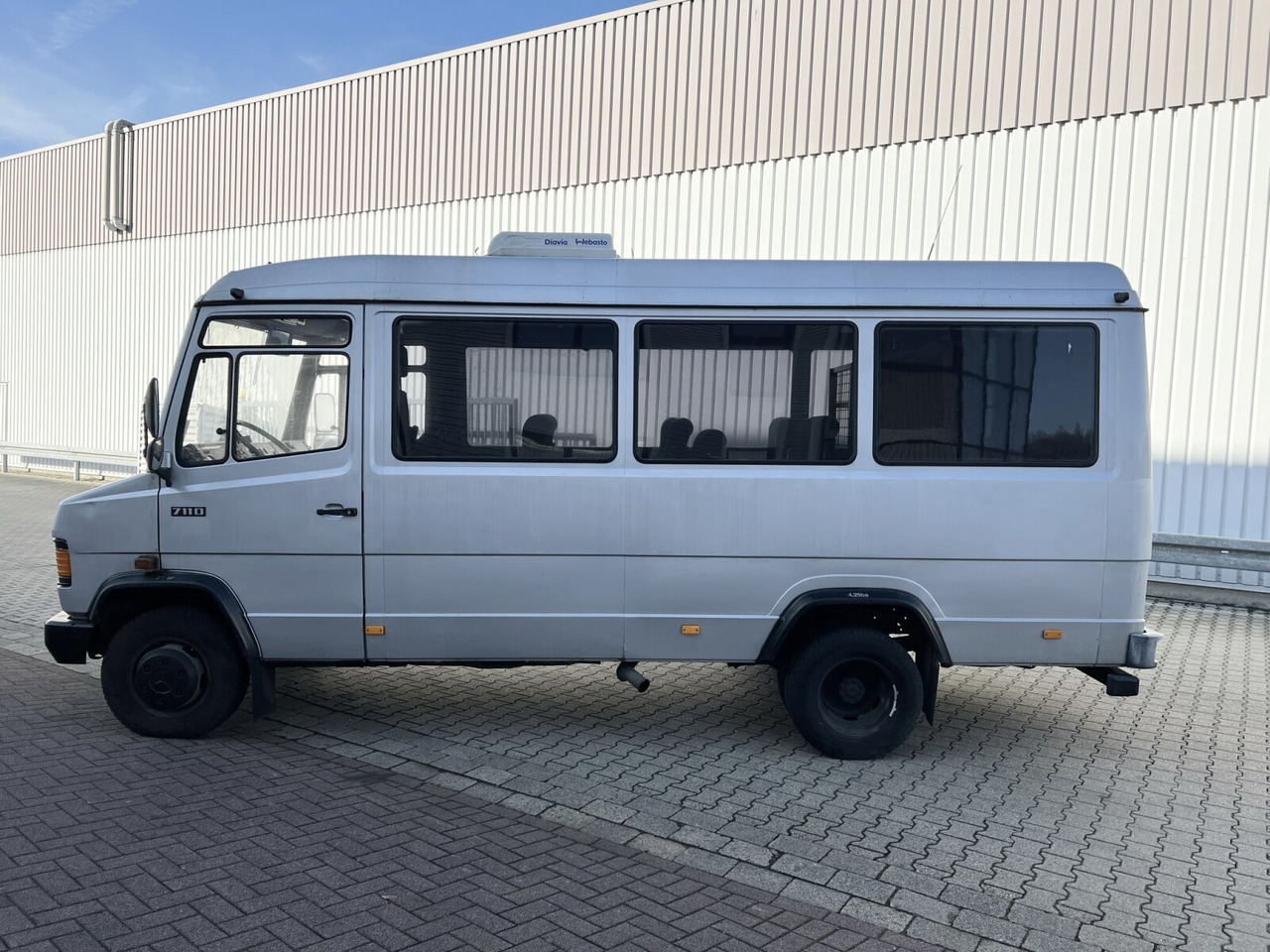 Minibús, Furgoneta de pasajeros Mercedes-Benz 711 D-KA 4x2 711 D-KA 4x2, Standklima, 11-Sitze, 2 x on stock: foto 15