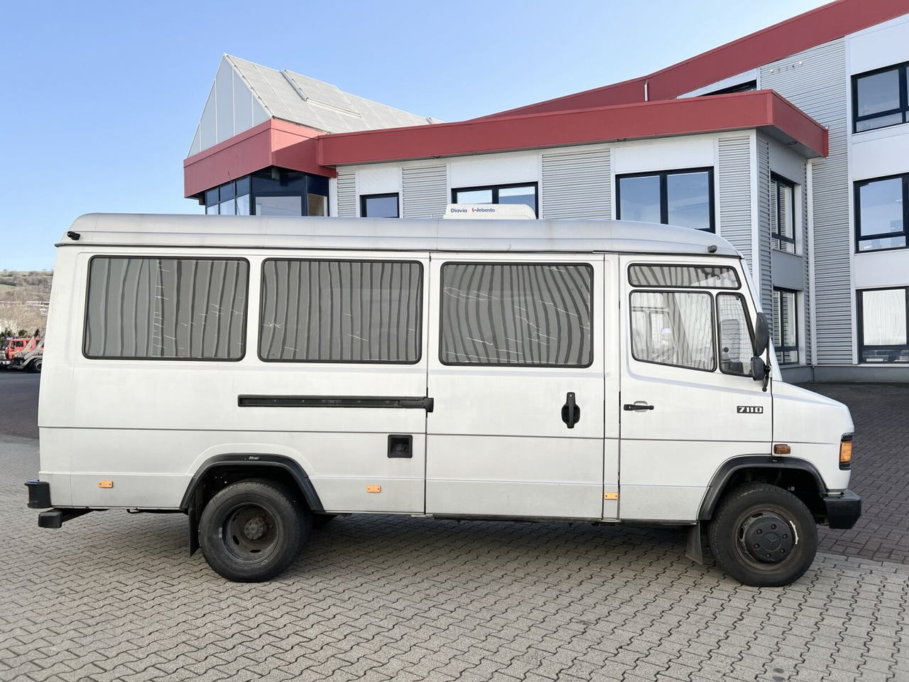 Minibús, Furgoneta de pasajeros Mercedes-Benz 711 D-KA 4x2 711 D-KA 4x2, Standklima, 11-Sitze, 2 x on stock: foto 11