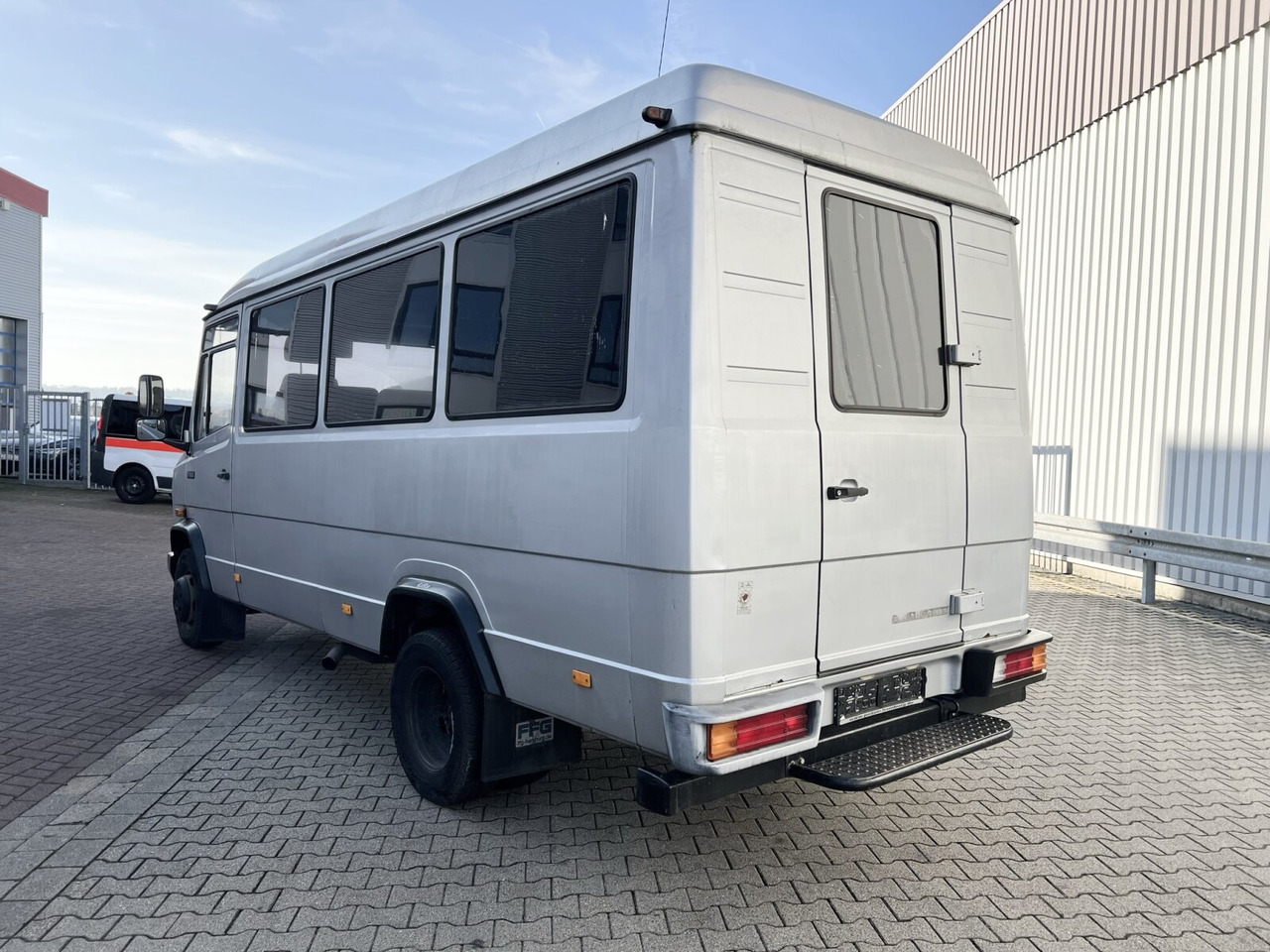 Minibús, Furgoneta de pasajeros Mercedes-Benz 711 D-KA 4x2 711 D-KA 4x2, Standklima, 11-Sitze, 2 x on stock: foto 14