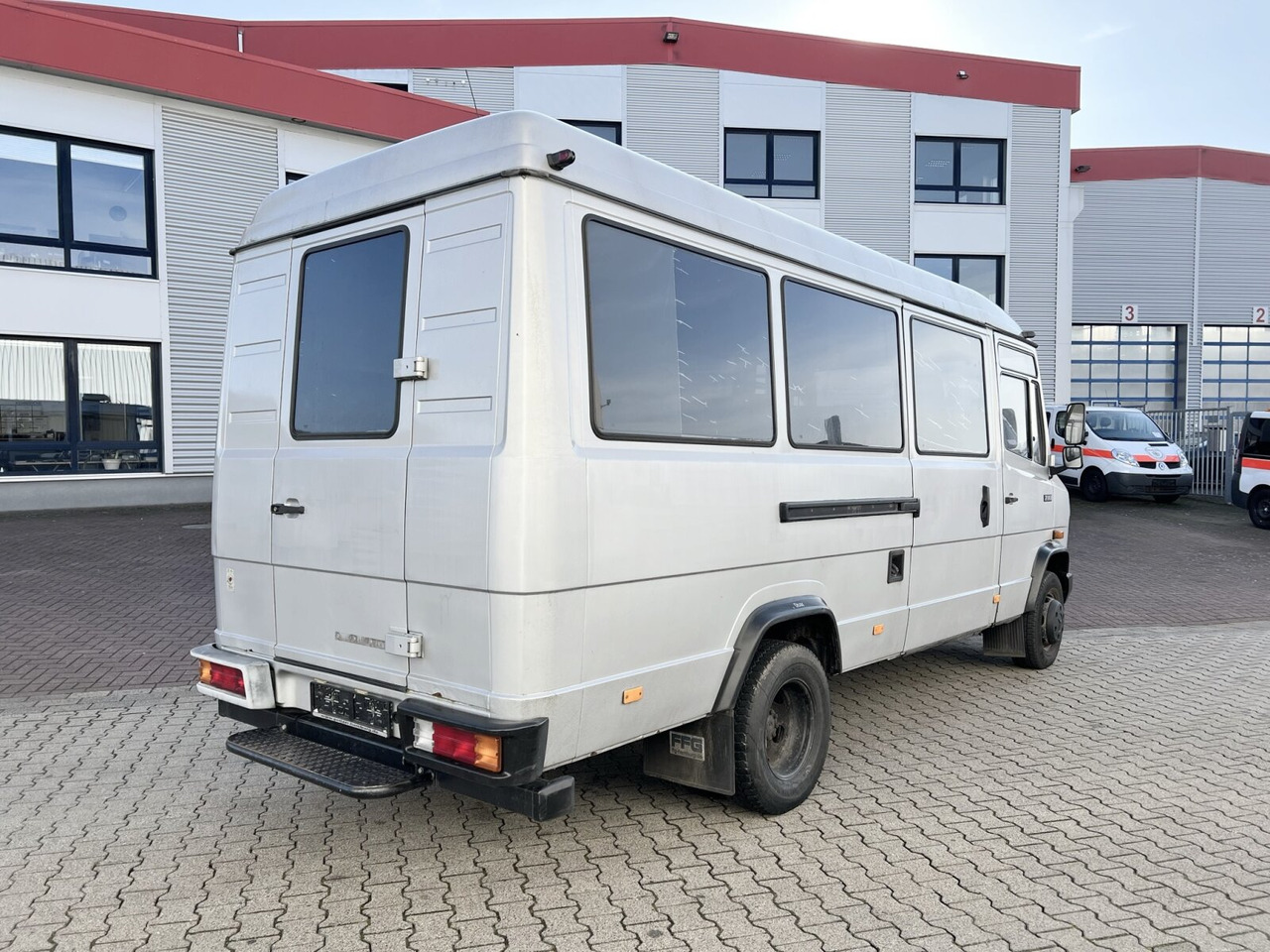 Minibús, Furgoneta de pasajeros Mercedes-Benz 711 D-KA 4x2 711 D-KA 4x2, Standklima, 11-Sitze, 2 x on stock: foto 12