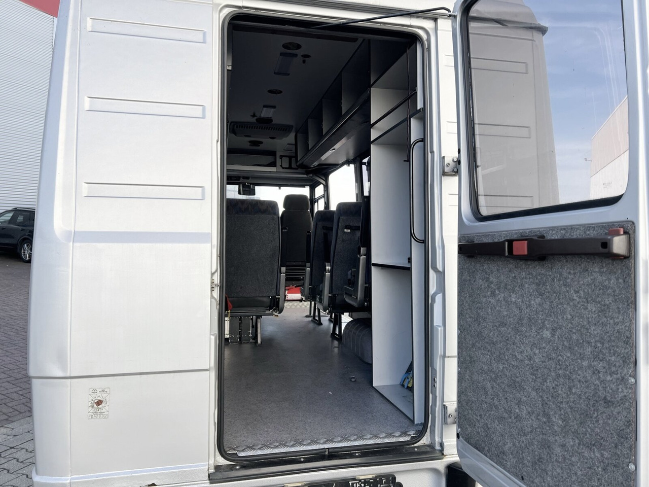 Minibús, Furgoneta de pasajeros Mercedes-Benz 711 D-KA 4x2 711 D-KA 4x2, Standklima, 11-Sitze, 2 x on stock: foto 7