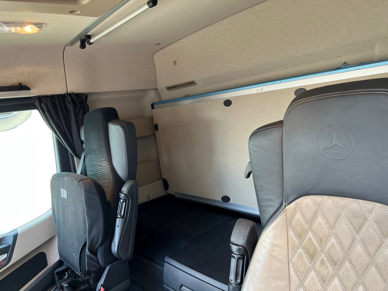 Mercedes-Benz Actros 3551 L 8x2/4 Actros 3551 L 8x2/4, Vorlauflenkachse, Doppelbereifte Nachlaufliftachse - Camión chasis: foto 5 Mercedes-Benz Actros 3551 L 8x2/4 Actros 3551 L 8x2/4, Vorlauflenkachse, Doppelbereifte Nachlaufliftachse - Camión chasis: foto 5