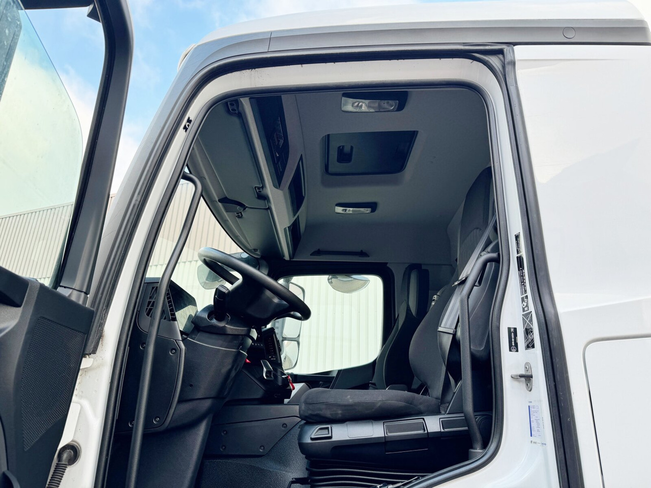 Foto del interior 2: Camión chasis Mercedes-Benz Arocs 1840 L 4x2 Arocs 1840 L 4x2, MultimediaCockpit, Navi