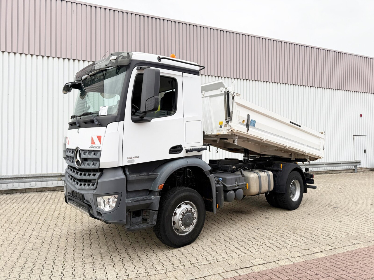 Mercedes-Benz Arocs 1842 AK 4x4 Arocs 1842 AK 4x4 - Camión volquete: foto 1 Mercedes-Benz Arocs 1842 AK 4x4 Arocs 1842 AK 4x4 - Camión volquete: foto 1