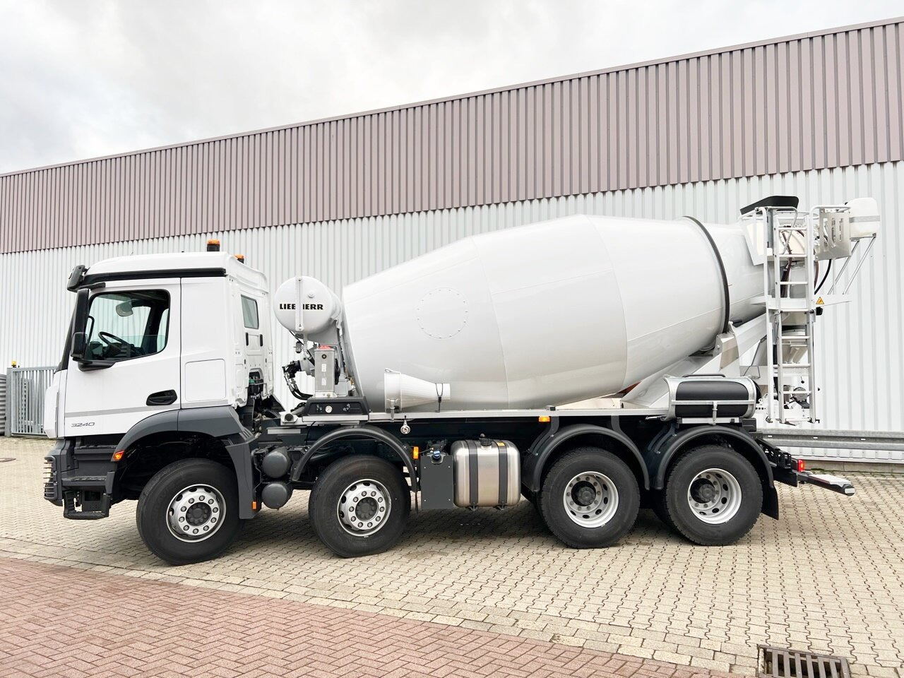 Mercedes-Benz Arocs 3240 B 8x4/4 Arocs 3240 B 8x4/4, Liebherr HTM 905 Mischer ca. 9m³, Multimedia Cockpit, Navi - Camión hormigonera: foto 2 Mercedes-Benz Arocs 3240 B 8x4/4 Arocs 3240 B 8x4/4, Liebherr HTM 905 Mischer ca. 9m³, Multimedia Cockpit, Navi - Camión hormigonera: foto 2