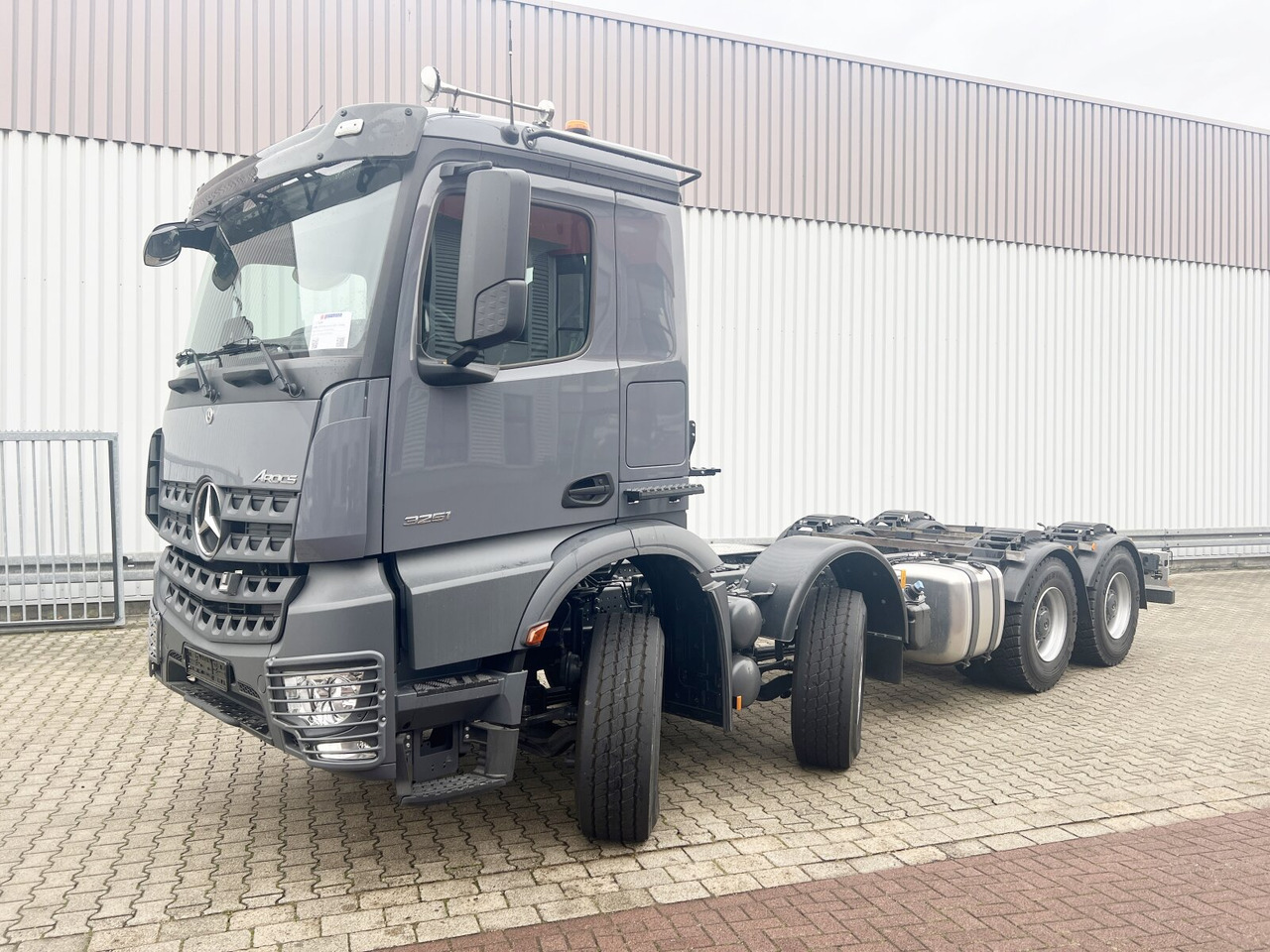 Mercedes-Benz Arocs 3251 L 8x4/4 Arocs 3251 L 8x4/4, mit Motorabtrieb C plus NA - Camión chasis: foto 1 Mercedes-Benz Arocs 3251 L 8x4/4 Arocs 3251 L 8x4/4, mit Motorabtrieb C plus NA - Camión chasis: foto 1