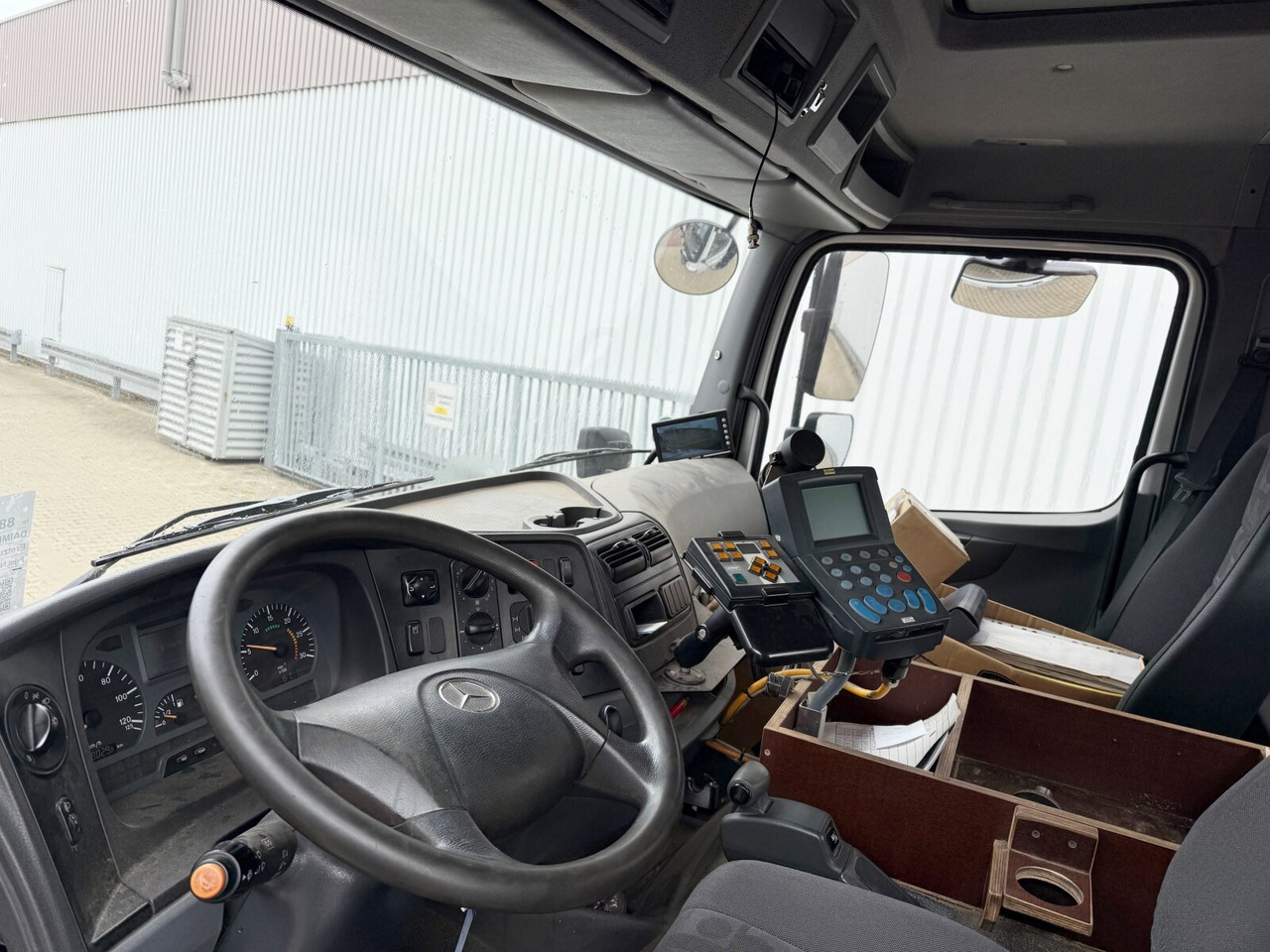 Mercedes-Benz Axor 1824 AK 4x4 Axor 1824 AK 4x4, Tele-Absetzer, Winterdienstausstattung - Camión portacontenedor de cadenas: foto 4 Mercedes-Benz Axor 1824 AK 4x4 Axor 1824 AK 4x4, Tele-Absetzer, Winterdienstausstattung - Camión portacontenedor de cadenas: foto 4