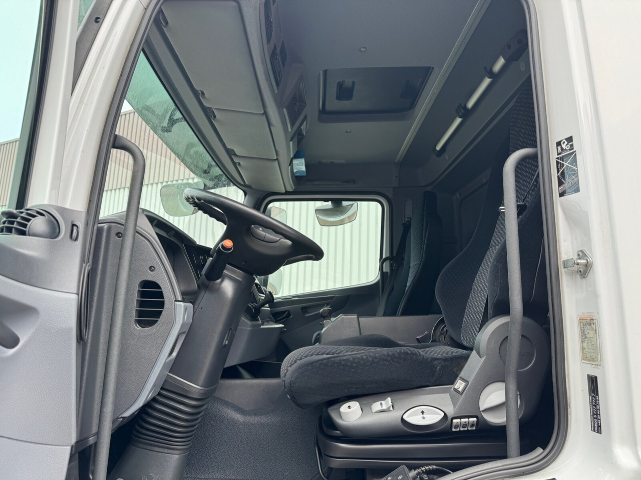 Mercedes-Benz Axor 1833 L 4x2 Axor 1833 L 4x2, Getränkekoffer - Camión caja cerrada: foto 2 Mercedes-Benz Axor 1833 L 4x2 Axor 1833 L 4x2, Getränkekoffer - Camión caja cerrada: foto 2