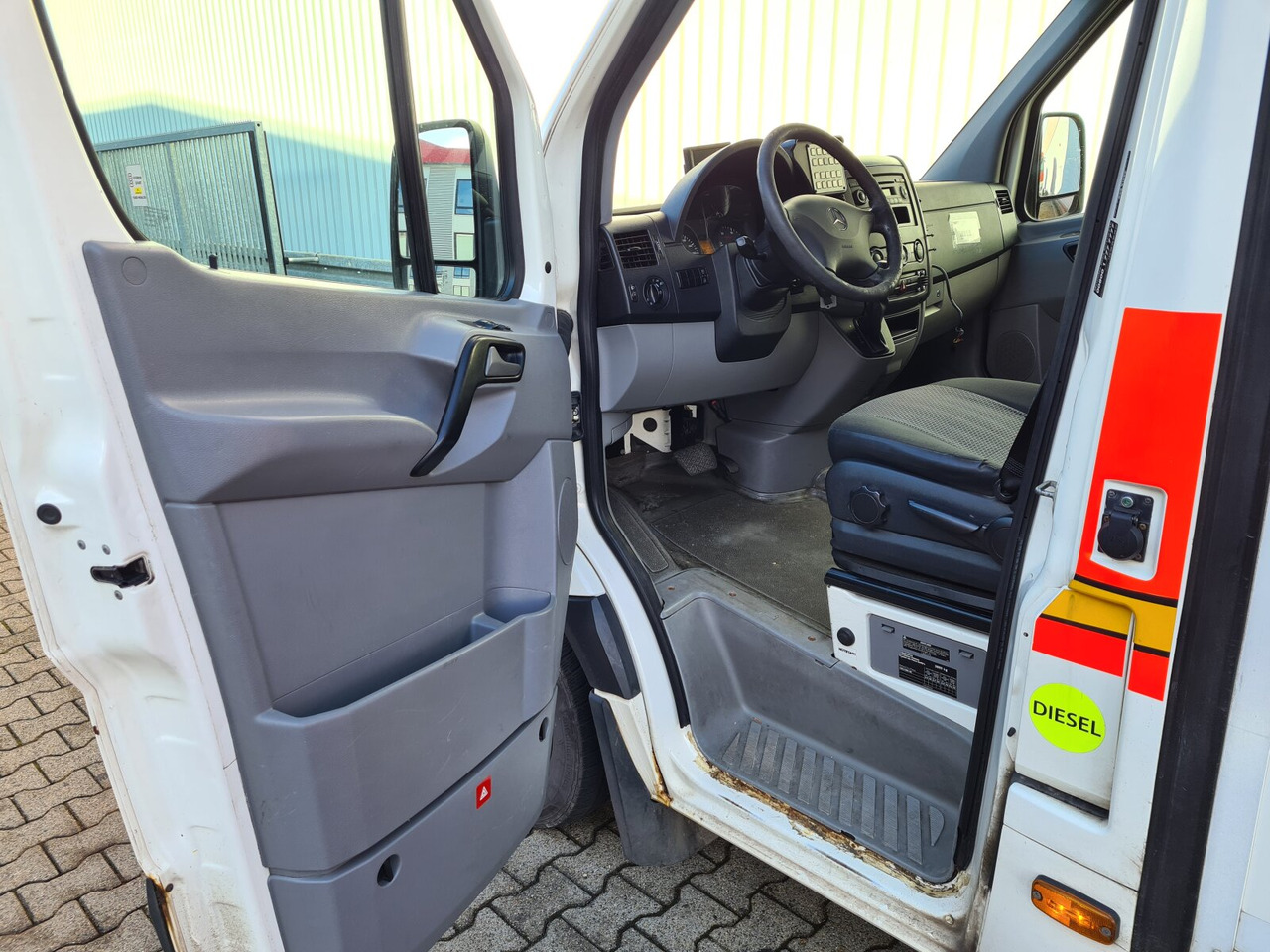 Mercedes-Benz Sprinter 316 KA 4x2 Sprinter 316 KA 4x2, Rettungswagen - Furgón: foto 4 Mercedes-Benz Sprinter 316 KA 4x2 Sprinter 316 KA 4x2, Rettungswagen - Furgón: foto 4