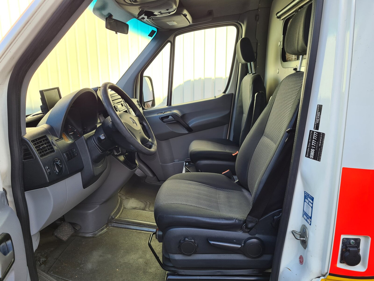 Mercedes-Benz Sprinter 316 KA 4x2 Sprinter 316 KA 4x2, Rettungswagen - Furgón: foto 5 Mercedes-Benz Sprinter 316 KA 4x2 Sprinter 316 KA 4x2, Rettungswagen - Furgón: foto 5