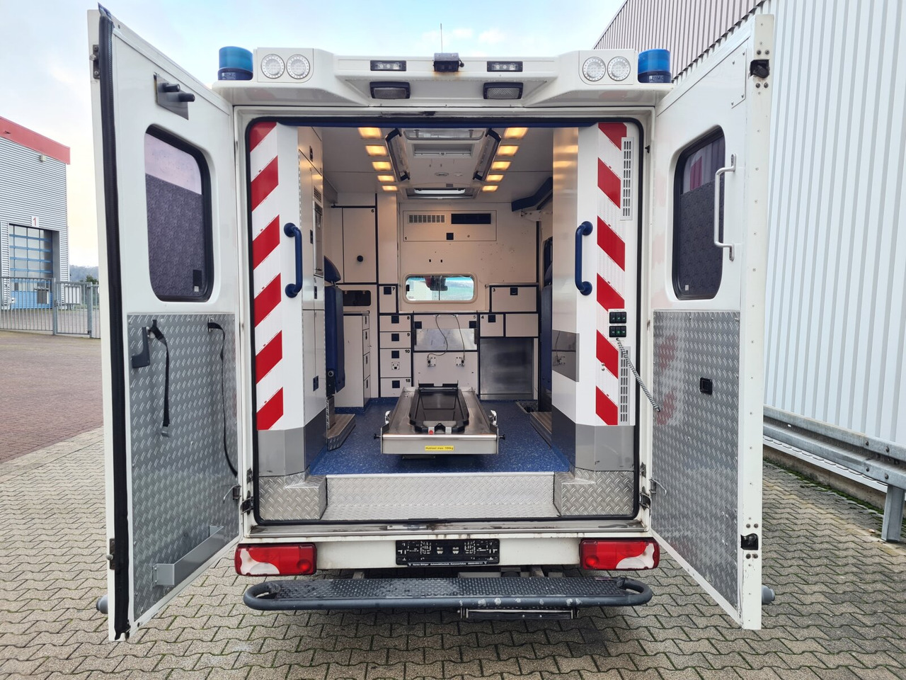 Mercedes-Benz Sprinter 516 CDI 4x2 Sprinter 516 CDI 4x2, Rettungswagen - Furgón: foto 5 Mercedes-Benz Sprinter 516 CDI 4x2 Sprinter 516 CDI 4x2, Rettungswagen - Furgón: foto 5