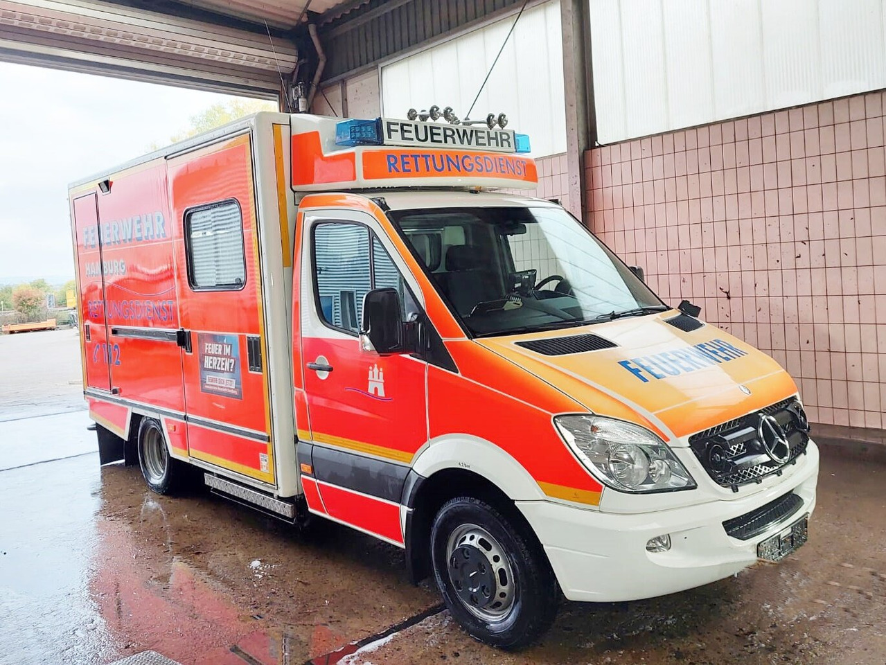 Mercedes-Benz Sprinter 516 CDI 4x2 Sprinter 516 CDI 4x2, Rettungswagen, Retarder - Camión de bomberos: foto 1 Mercedes-Benz Sprinter 516 CDI 4x2 Sprinter 516 CDI 4x2, Rettungswagen, Retarder - Camión de bomberos: foto 1