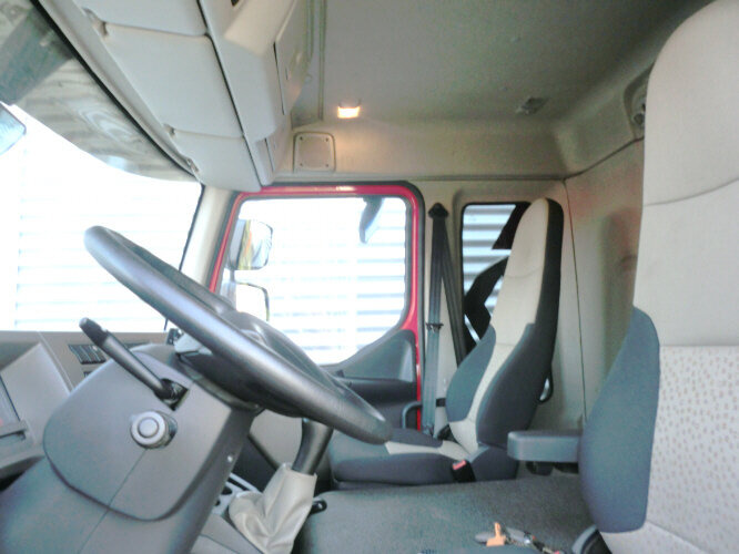 Renault Midlum 220 DXi 4x2 - Camión caja cerrada: foto 2 Renault Midlum 220 DXi 4x2 - Camión caja cerrada: foto 2