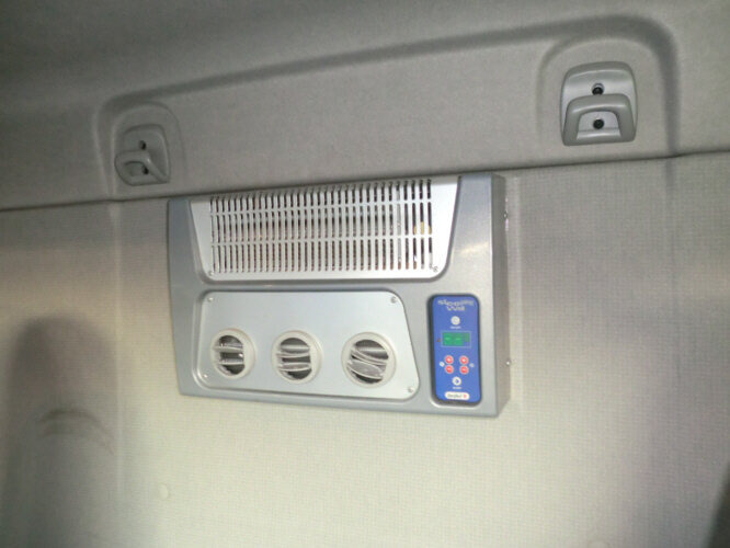 Camión caja cerrada Renault Midlum 220 DXi 4x2 Midlum 220 DXi   4x2Getränkekoffer TÜV:2019: foto 12