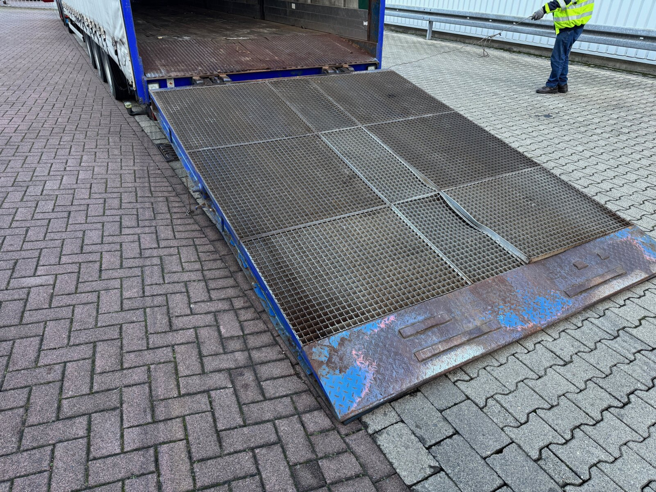 Renders NS4L32 NS4L32, Seilwinde, Edscha, hydr. Auffahrrampe - Semirremolque: foto 3 Renders NS4L32 NS4L32, Seilwinde, Edscha, hydr. Auffahrrampe - Semirremolque: foto 3