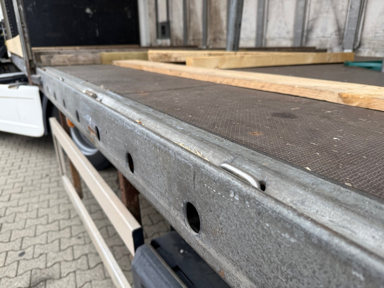 WEB Trailer LPRS 18 WEB Trailer LPRS 18, Liftachse, Zwangslenkung, Edscha, Stapleraufnahme - Semirremolque plataforma/ Caja abierta: foto 2 WEB Trailer LPRS 18 WEB Trailer LPRS 18, Liftachse, Zwangslenkung, Edscha, Stapleraufnahme - Semirremolque plataforma/ Caja abierta: foto 2