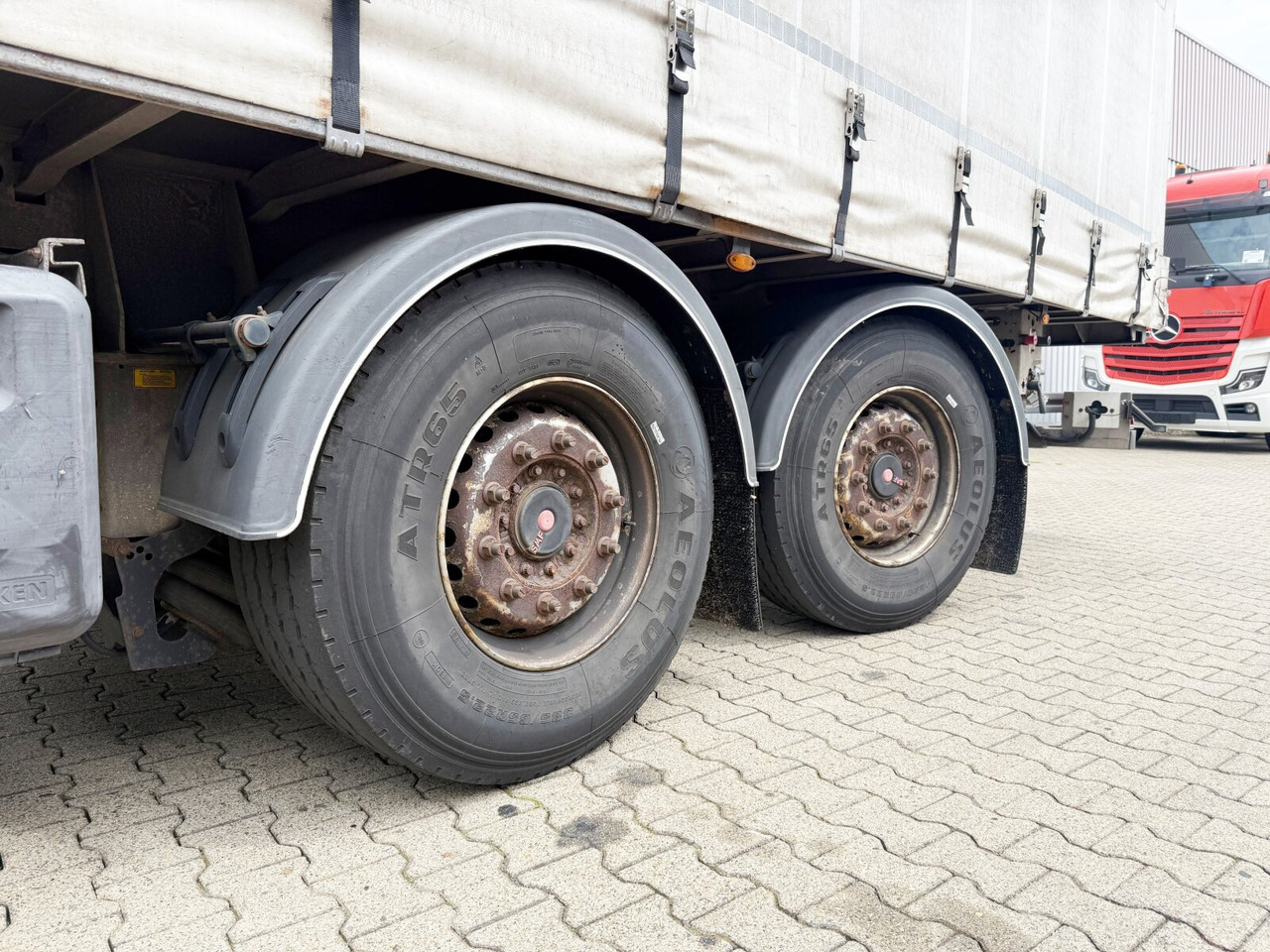 WEB Trailer LPRS 18 WEB Trailer LPRS 18, Liftachse, Zwangslenkung, Edscha, Stapleraufnahme - Semirremolque plataforma/ Caja abierta: foto 4 WEB Trailer LPRS 18 WEB Trailer LPRS 18, Liftachse, Zwangslenkung, Edscha, Stapleraufnahme - Semirremolque plataforma/ Caja abierta: foto 4