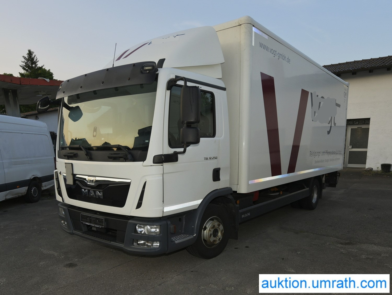 MAN (V182) TGL 12.250 4x2 L/BL Koffer Ladebordwand Klimaautomatik NAVI Luftfederung Automatikgetriebe EURO 6 - Camión caja cerrada: foto 1 MAN (V182) TGL 12.250 4x2 L/BL Koffer Ladebordwand Klimaautomatik NAVI Luftfederung Automatikgetriebe EURO 6 - Camión caja cerrada: foto 1