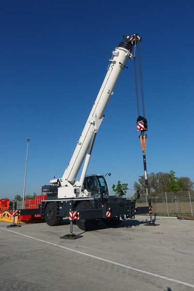 Liebherr LRT 1100-2.1 - Autogrúa: foto 1 Liebherr LRT 1100-2.1 - Autogrúa: foto 1