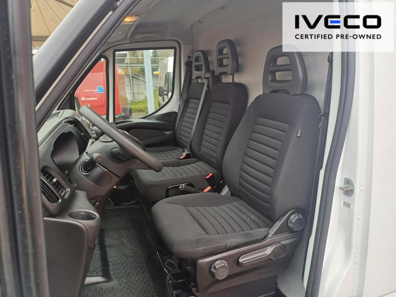 Foto del interior 1: Furgón IVECO Daily 35S16V Euro6 Klima ZV