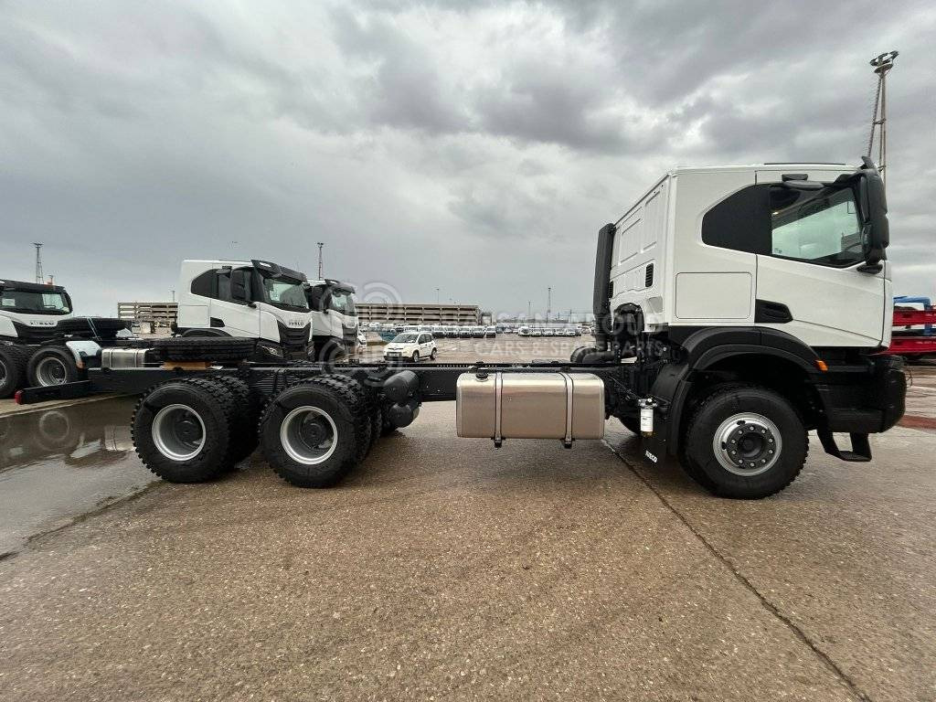 IVECO T-WAY Chassis 6×4 – GVW 33.5 Ton approx. (Tyres 12.00R20) Wheelbase 4200 MY25 - Camión chasis: foto 2 IVECO T-WAY Chassis 6×4 – GVW 33.5 Ton approx. (Tyres 12.00R20) Wheelbase 4200 MY25 - Camión chasis: foto 2