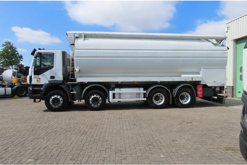 Iveco Eurotrakker 410 8x4. Light damages, 100% all working. 100% drivable - Camión cisterna: foto 4 Iveco Eurotrakker 410 8x4. Light damages, 100% all working. 100% drivable - Camión cisterna: foto 4