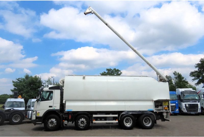 Volvo FMX 450 8x4 AUGER, radio control, 7 COMP. Full Volvo Service! . EXCELLENT condition - Camión cisterna: foto 2 Volvo FMX 450 8x4 AUGER, radio control, 7 COMP. Full Volvo Service! . EXCELLENT condition - Camión cisterna: foto 2