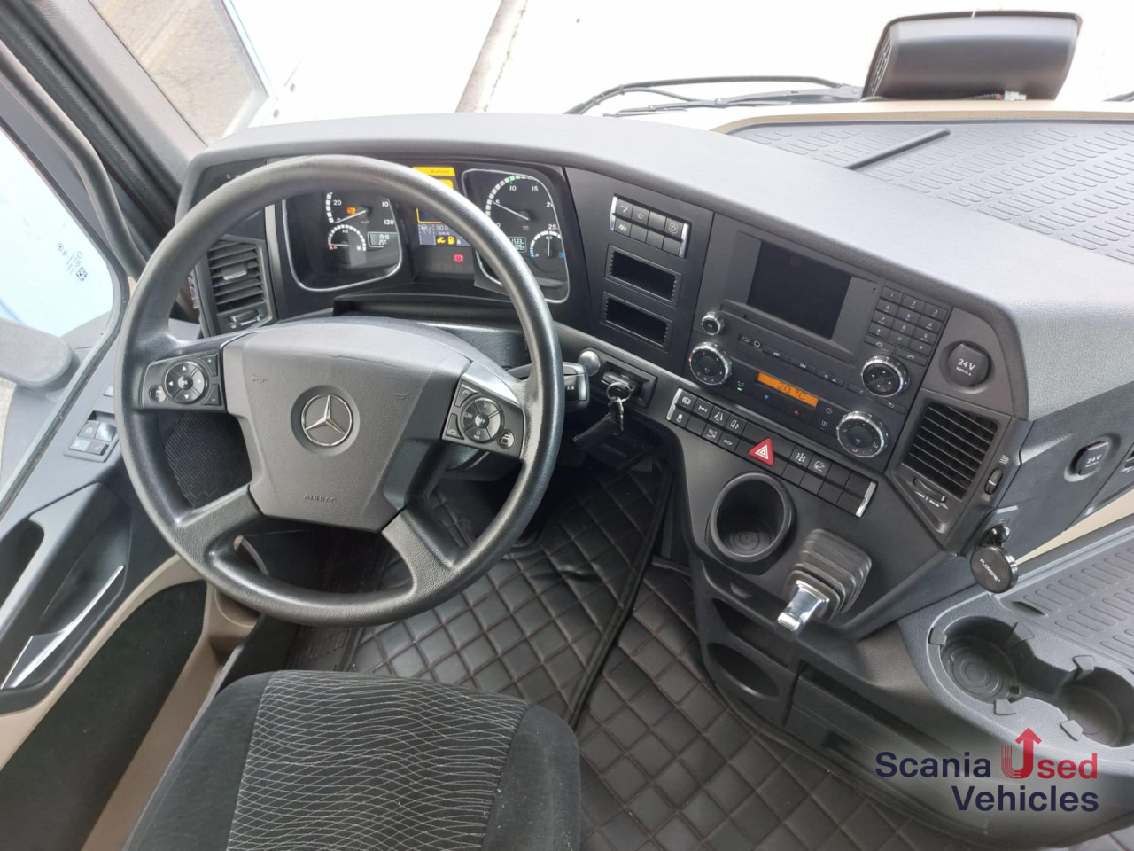 MERCEDES-BENZ Actros 1845 LS 4X2 SILOZUG komplett (2017+2016) - Cabeza tractora: foto 2 MERCEDES-BENZ Actros 1845 LS 4X2 SILOZUG komplett (2017+2016) - Cabeza tractora: foto 2
