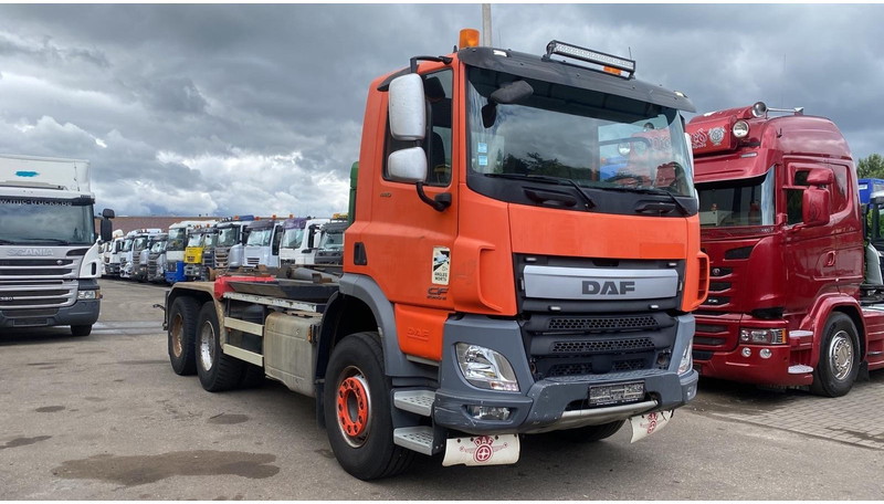 DAF CF 440 6X4 HOOKLIFT 20T - MANUAL GEARBOX - 315.000km - EURO 6 - BE TRUCK - Camión multibasculante: foto 1 DAF CF 440 6X4 HOOKLIFT 20T - MANUAL GEARBOX - 315.000km - EURO 6 - BE TRUCK - Camión multibasculante: foto 1
