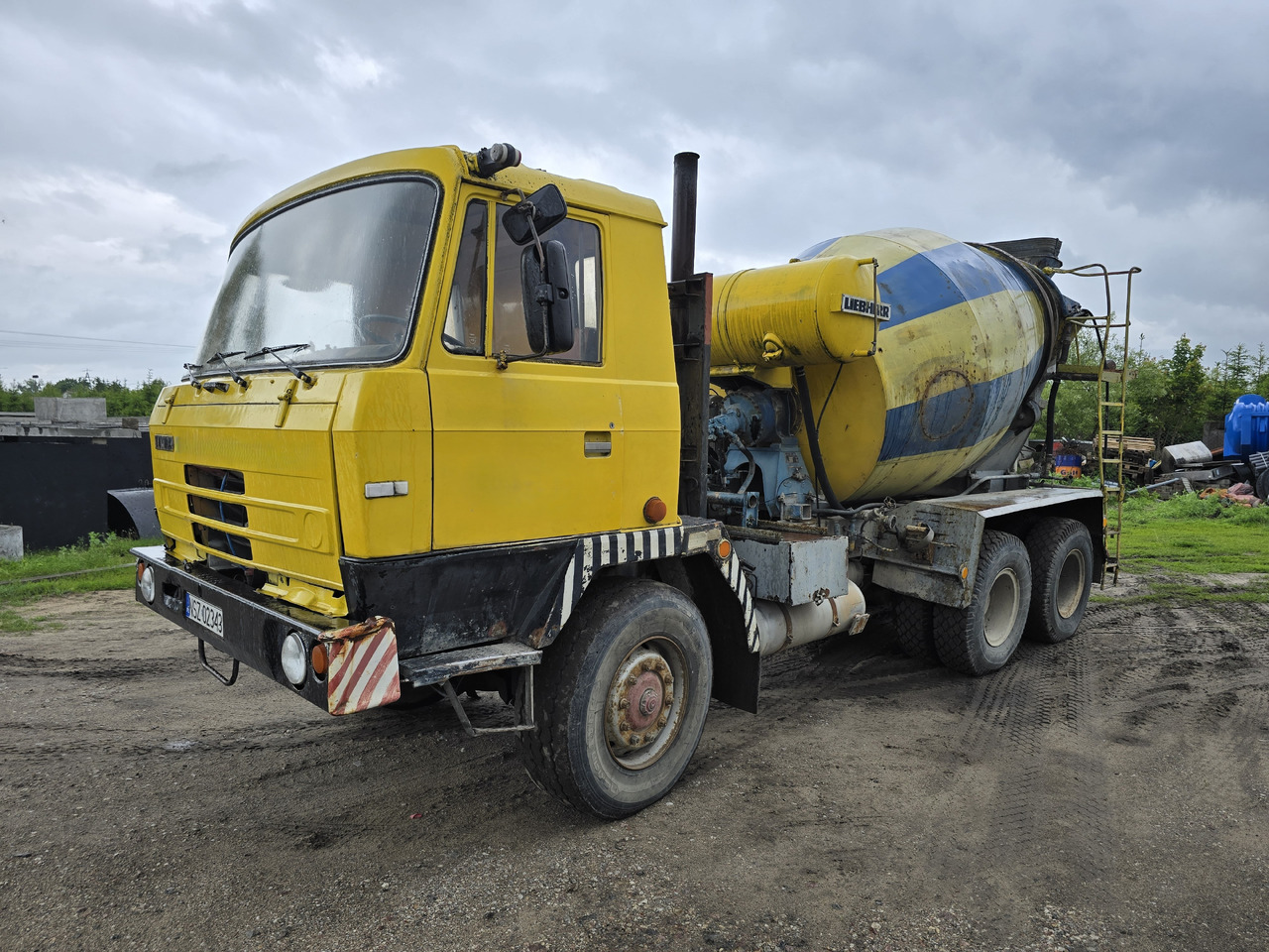 TATRA 6x6 (6 m3) betoniarka LIEBHERR - Camión hormigonera: foto 1 TATRA 6x6 (6 m3) betoniarka LIEBHERR - Camión hormigonera: foto 1