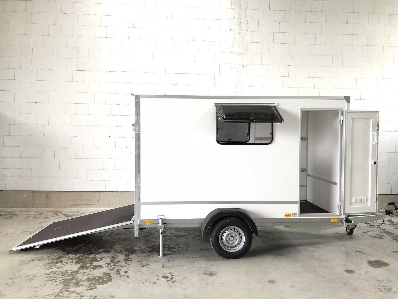 BLYSS F1330HD Rampe Tür 2 Fenster Kofferanhänger - Remolque caja cerrada: foto 1 BLYSS F1330HD Rampe Tür 2 Fenster Kofferanhänger - Remolque caja cerrada: foto 1