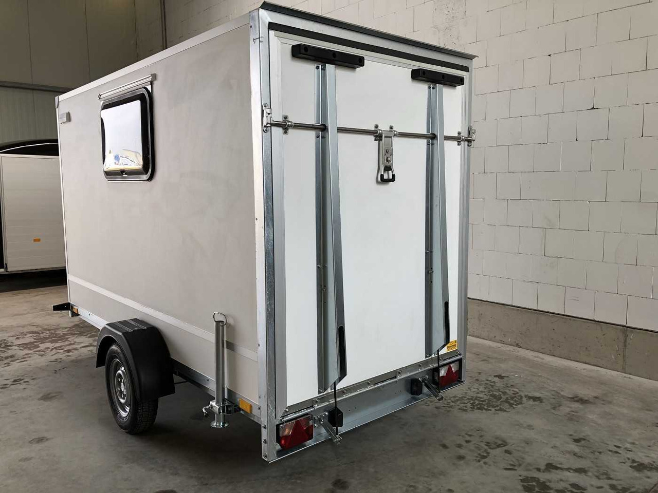 BLYSS F1330HD Rampe Tür 2 Fenster Kofferanhänger - Remolque caja cerrada: foto 3 BLYSS F1330HD Rampe Tür 2 Fenster Kofferanhänger - Remolque caja cerrada: foto 3