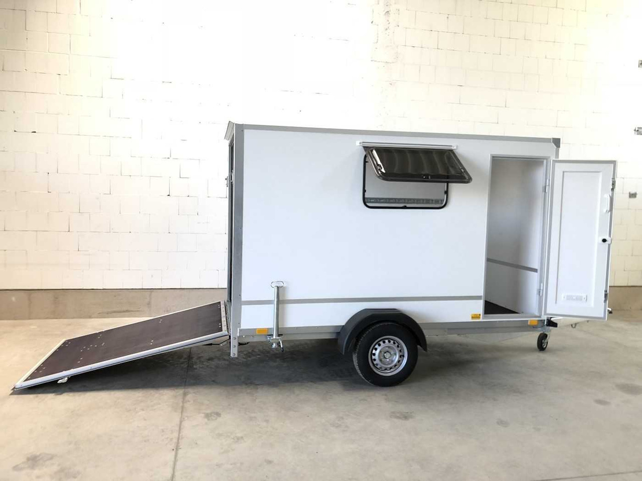 BLYSS F1336HD Rampe Tür Fenster Kofferanhänger - Remolque caja cerrada: foto 1 BLYSS F1336HD Rampe Tür Fenster Kofferanhänger - Remolque caja cerrada: foto 1