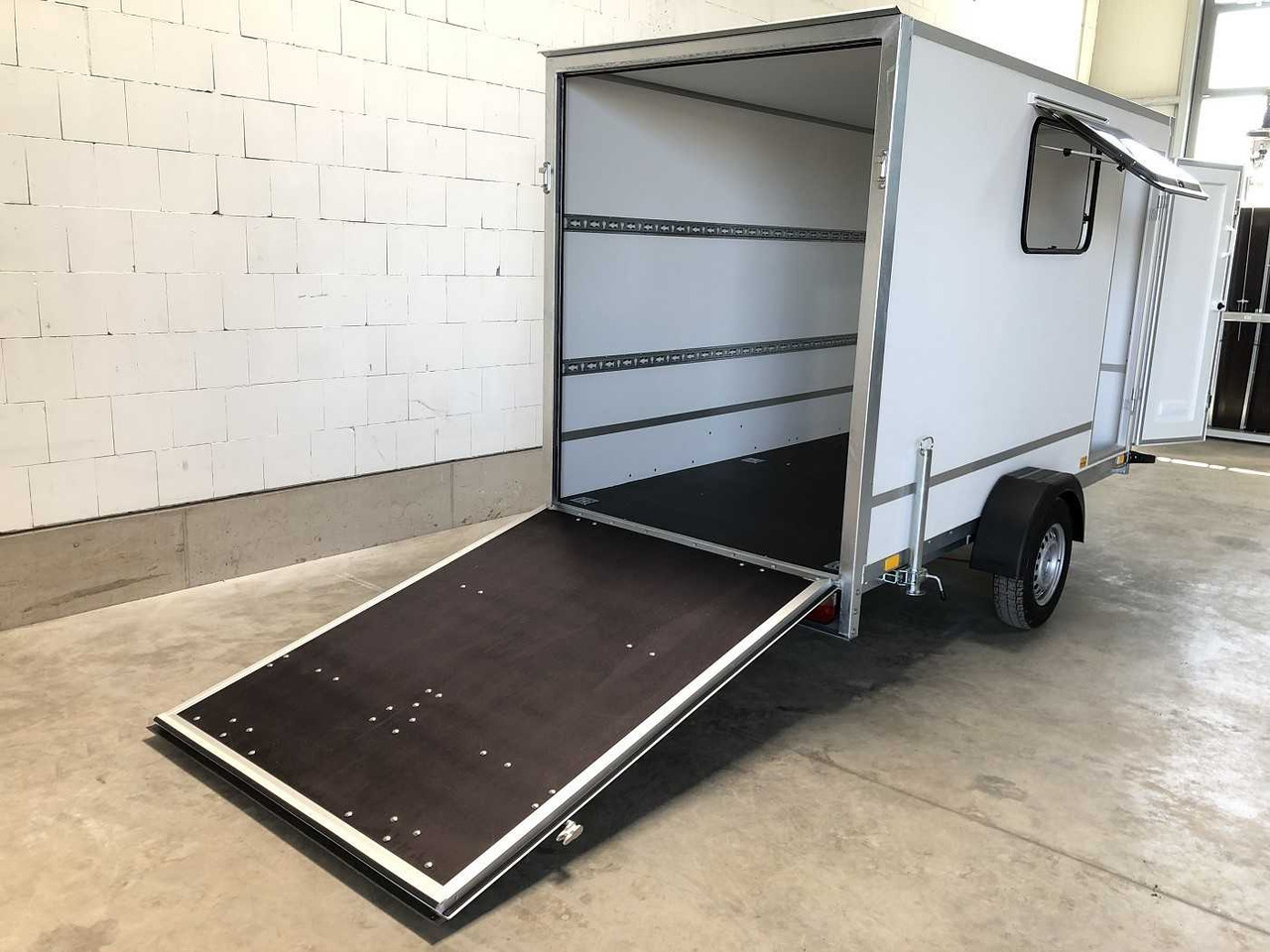 BLYSS F1336HD Rampe Tür Fenster Kofferanhänger - Remolque caja cerrada: foto 3 BLYSS F1336HD Rampe Tür Fenster Kofferanhänger - Remolque caja cerrada: foto 3