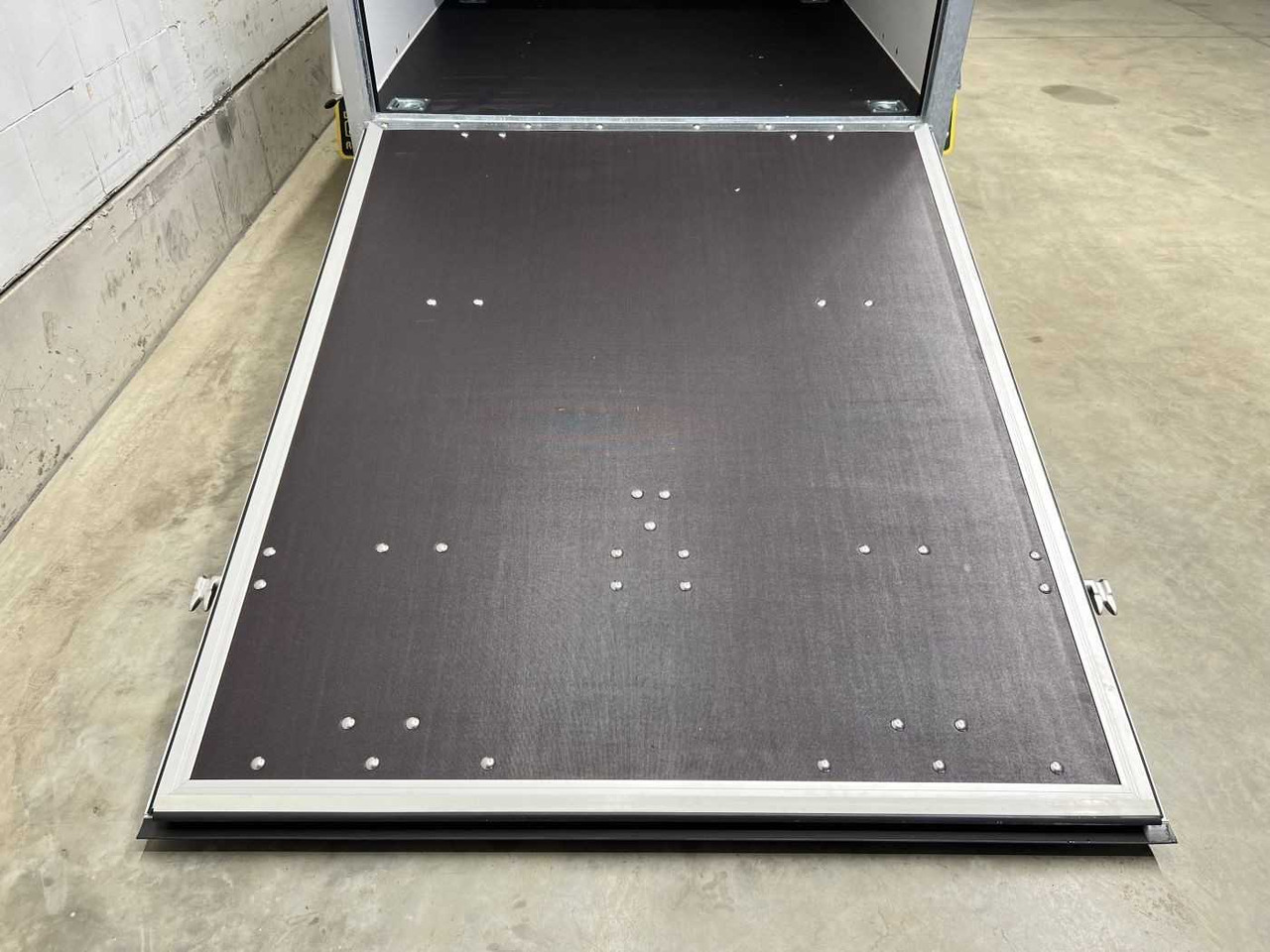 BLYSS F2030HTD Rampe Tür 2 Fenster Kofferanhänger - Remolque para moto: foto 3 BLYSS F2030HTD Rampe Tür 2 Fenster Kofferanhänger - Remolque para moto: foto 3