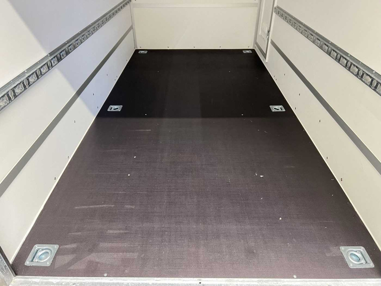 BLYSS F2030HTD Rampe Tür 2 Fenster Kofferanhänger - Remolque para moto: foto 5 BLYSS F2030HTD Rampe Tür 2 Fenster Kofferanhänger - Remolque para moto: foto 5