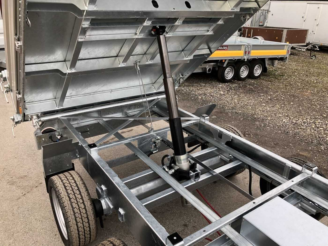 HUMBAUR HTK 3000.31 Dreiseitenkipper - Remolque volquete: foto 4 HUMBAUR HTK 3000.31 Dreiseitenkipper - Remolque volquete: foto 4