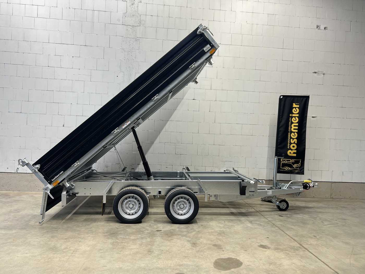 HUMBAUR HTK 3000.31 Stahl Black Dreiseitenkipper - Remolque volquete: foto 1 HUMBAUR HTK 3000.31 Stahl Black Dreiseitenkipper - Remolque volquete: foto 1