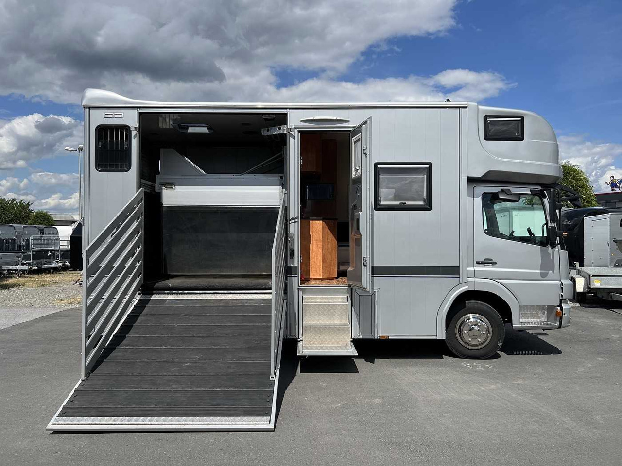 Camión para caballos MERCEDES-BENZ Atego 918L LKW: foto 6