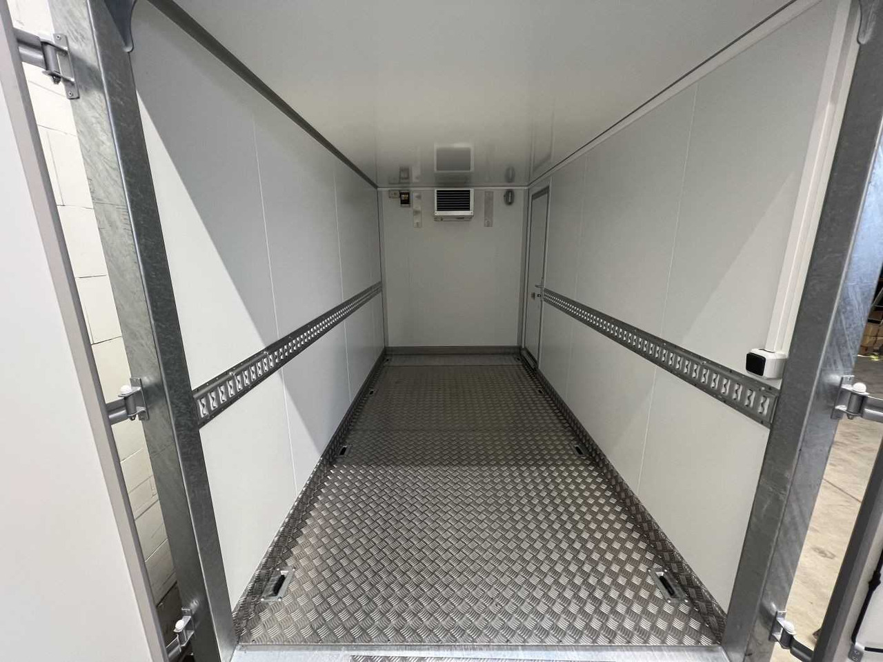 VEZEKO TK C 30.35 KH Rampe ausziehbar Kühlanhänger - Remolque frigorífico: foto 4 VEZEKO TK C 30.35 KH Rampe ausziehbar Kühlanhänger - Remolque frigorífico: foto 4
