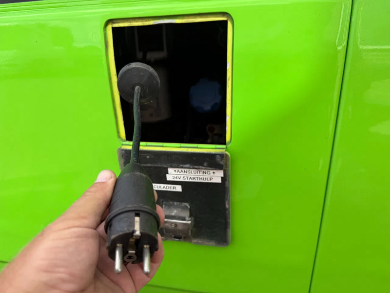 Camión caja cerrada Volvo FE FE 42R HYBBRID KOFFER MIT LADEBORDWAND: foto 7