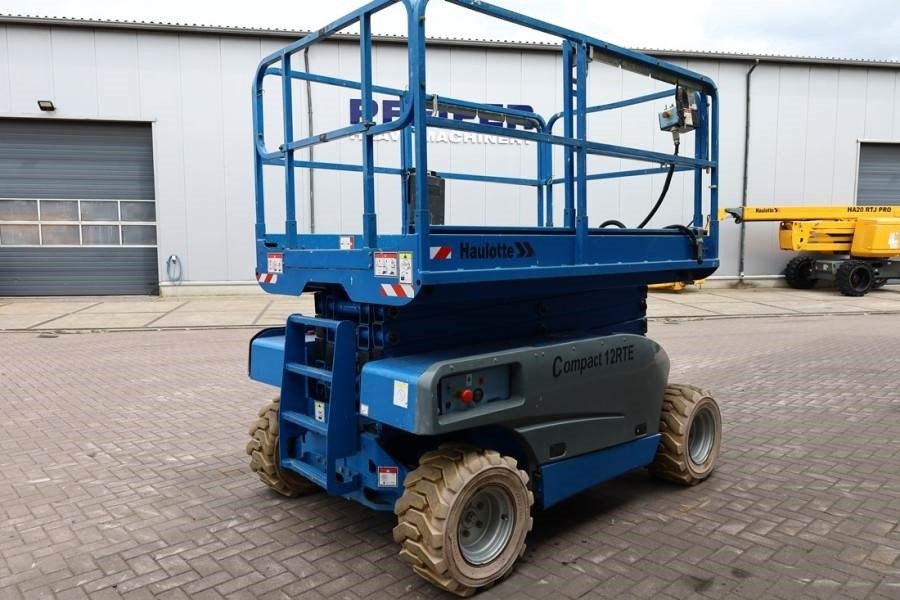 Haulotte Compact 12RTE Electric, 12m Working Height, 450kg - Plataforma de tijeras: foto 2 Haulotte Compact 12RTE Electric, 12m Working Height, 450kg - Plataforma de tijeras: foto 2