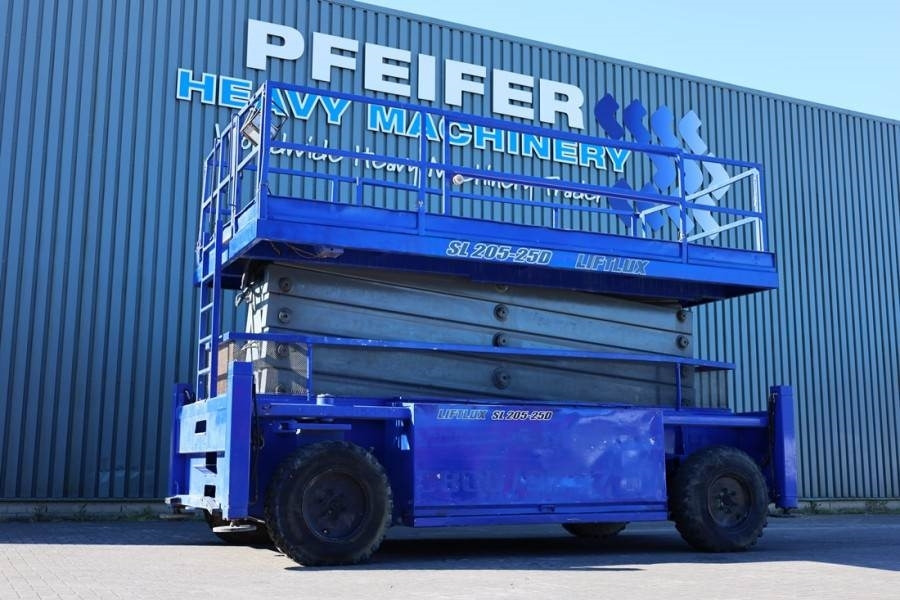 Liftlux SL205-25D Diesel, 4x4 Drive, Hydraulic Deck Extens - Plataforma de tijeras: foto 1 Liftlux SL205-25D Diesel, 4x4 Drive, Hydraulic Deck Extens - Plataforma de tijeras: foto 1